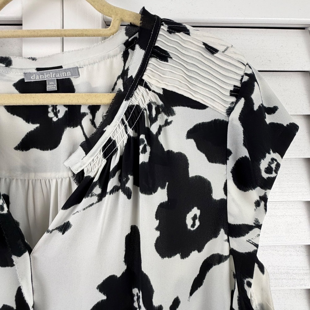 Daniel Rainn Blouse XXL White Black Floral Pleated Cap Sleeve Split Neck - Picture 5 of 16